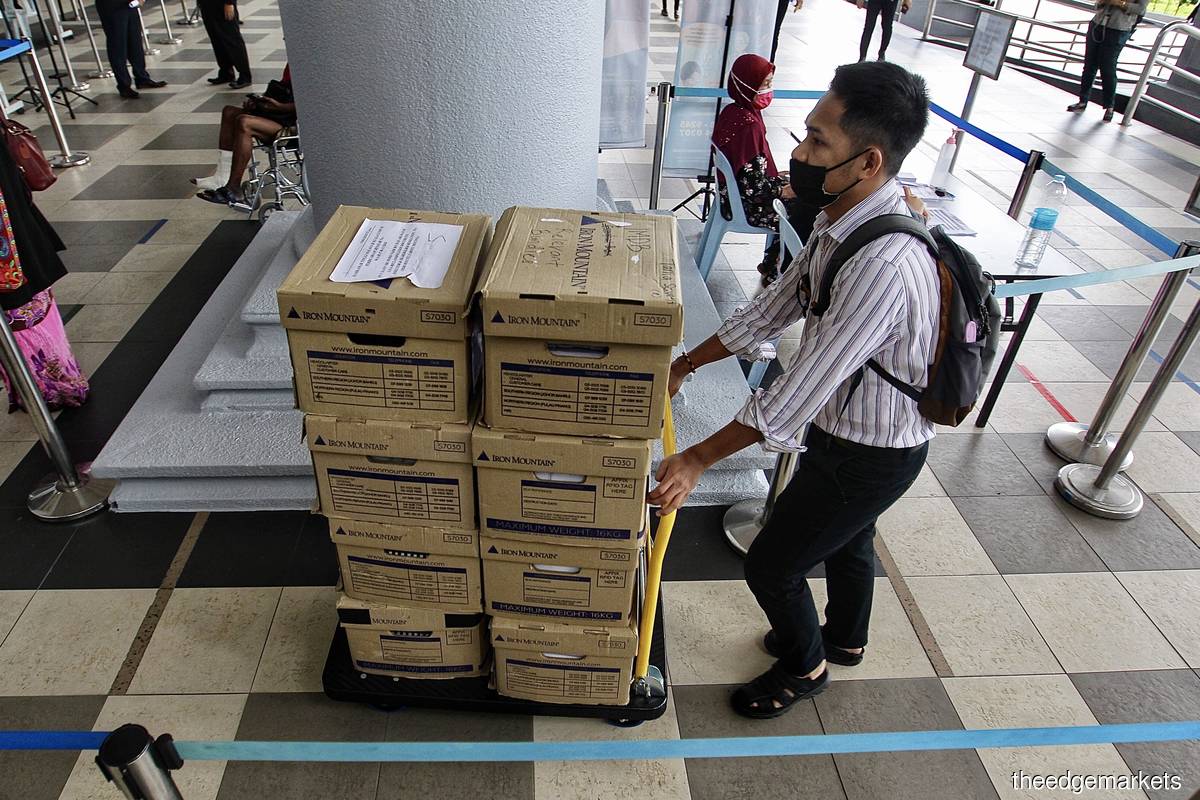 1MDB trial-related documents seen at the Kuala Lumpur Courts Complex on May 20. When the hearing resumes, Najib’s counsel Wan Aizuddin is expected to continue to cross-examine Hazem. (Photo by Zahid Izzani Mohd Said/The Edge)